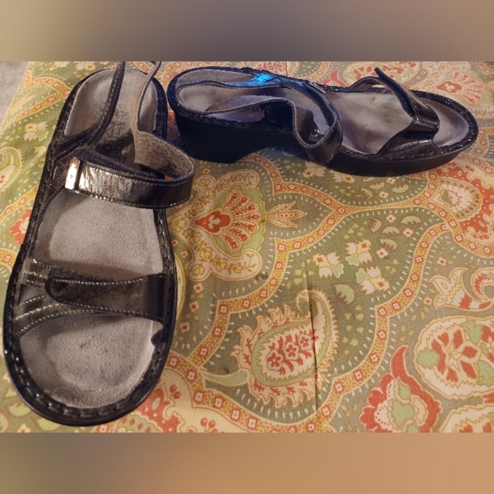 Naot 38 7.5 7 1/2 black patent leather sandals low heels shoes